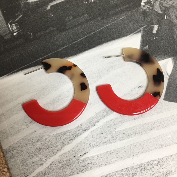 NWT Color block beige tortoise resin hoop earrings - Picture 3 of 4